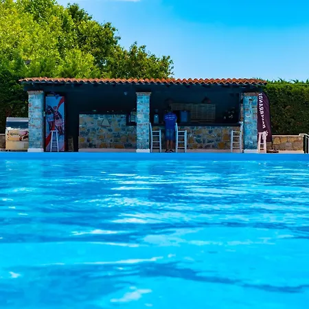 Tsamadanis & Friends Family Hotel Karavómilos