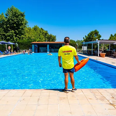 Tsamadanis & Friends Family 2*