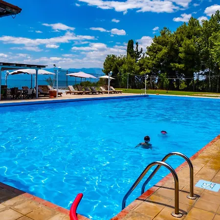 Tsamadanis & Friends Family Karavómilos