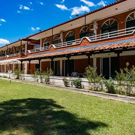 Tsamadanis & Friends Family Karavómilos