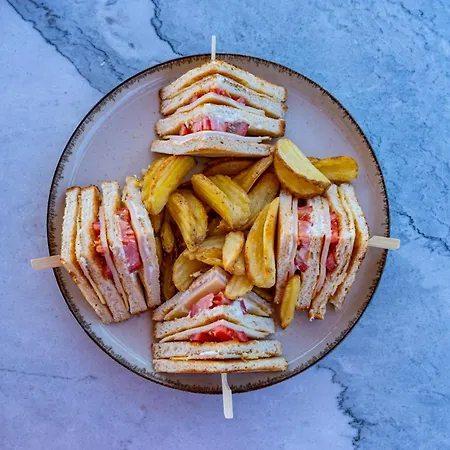 Tsamadanis & Friends Family Karavómilos